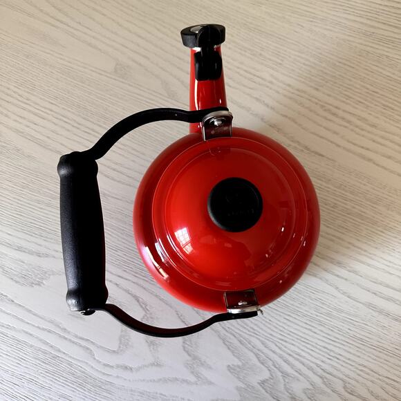 Le Creuset Whistling Tea Kettle 1.25 Quarts 1.1L Teapot Red Enamel - Picture 5 of 9